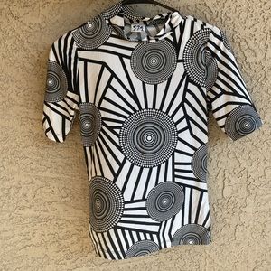 💵3 for $20✅Women’s size small black and white retro blouse